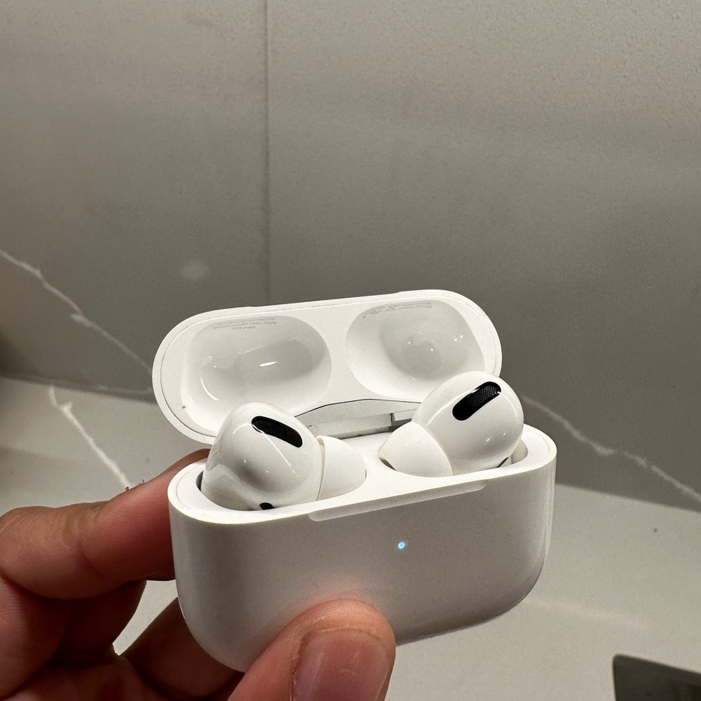 Apple AirPods Pro (includes AppleCare+)